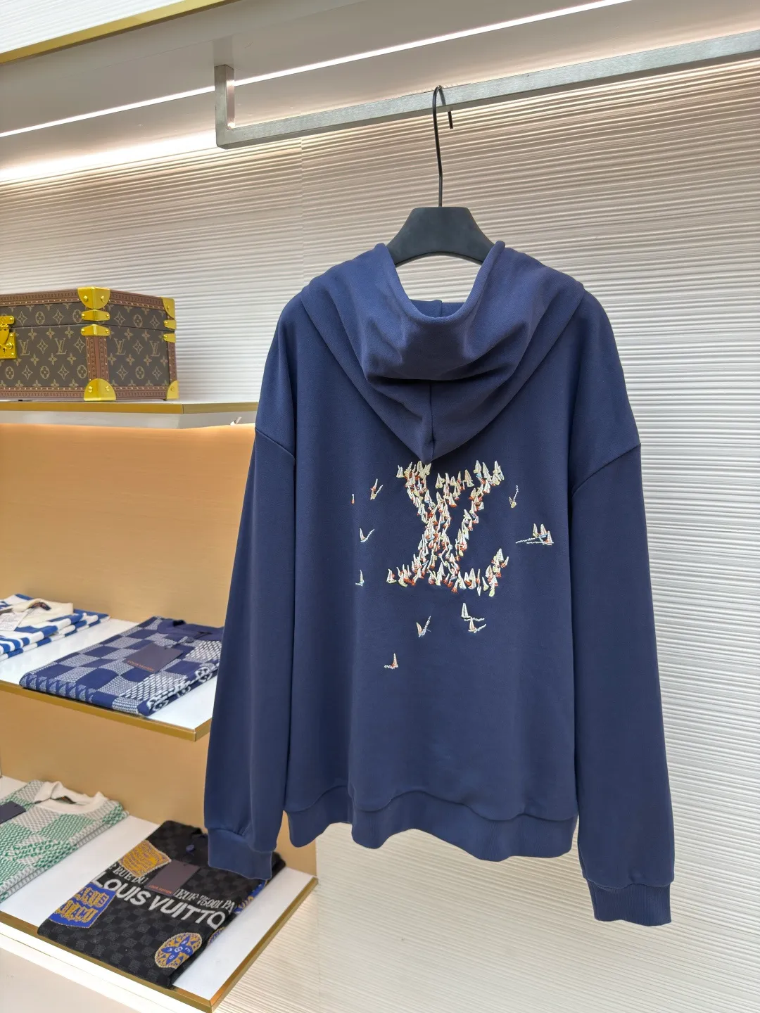 LOUIS VUITTON embroidered sailing letter hooded sweatshirt ●Authentic product: Purchased and developed by 16324 ●Item number: 1680243-A90 ●Fabric: pure cotton ●Technology: embroidery ●Version: fitted version ●Weight: about 885 grams ●Size: S-M-L-XL ●Description: Made with custom-made pure cotton fabrics, the texture is comfortable and soft, skin-friendly and non-irritating. It is decorated with sailboat embroidery on the front and back. It uses tatami technology to embroider sailboat patterns and letters in colorful colors. The colors are dyed according to the body fabric. The overall line is straight and delicate, the fabric is comfortable and soft, and the color is consistent without color difference. It can be matched with the same style to create a fashionable look and control various occasions. Customized accessories, complete three standards, same style for men and women!